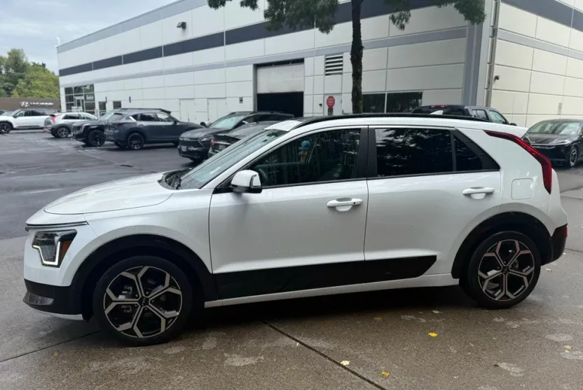 2023 Kia Niro EX Touring photo 1