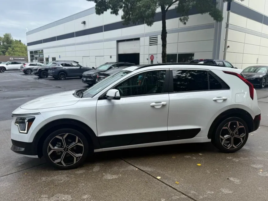 2023 Kia Niro EX Touring photo 1