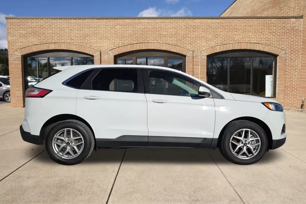 2024 Ford Edge SEL photo 1