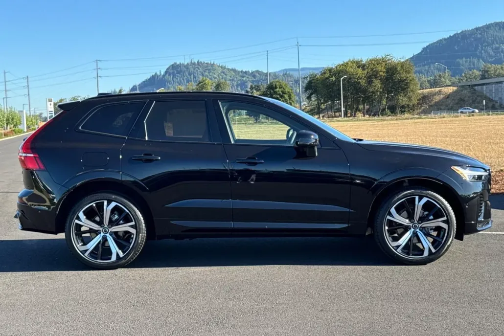 2025 Volvo XC60 photo 1