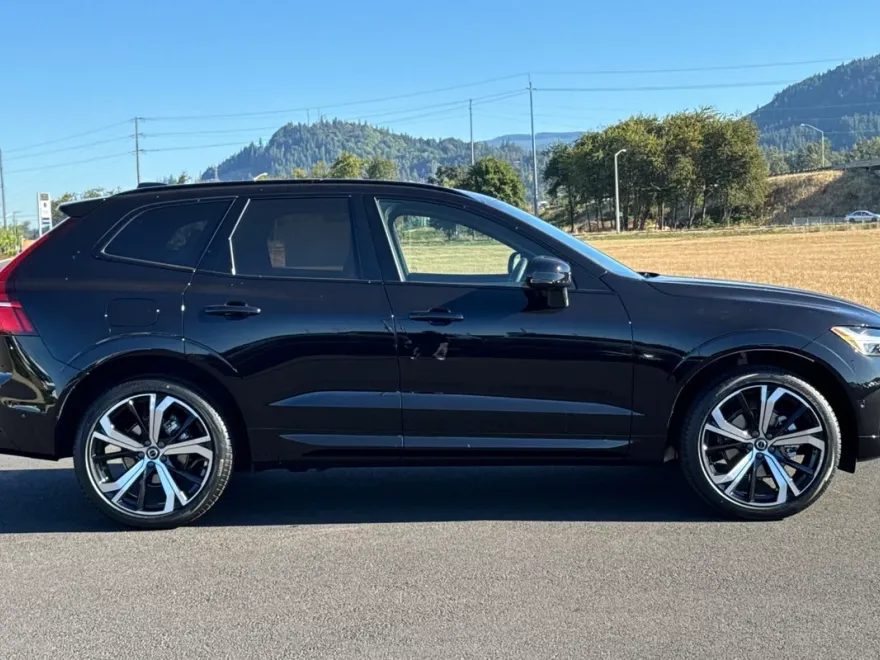2025 Volvo XC60 photo 1