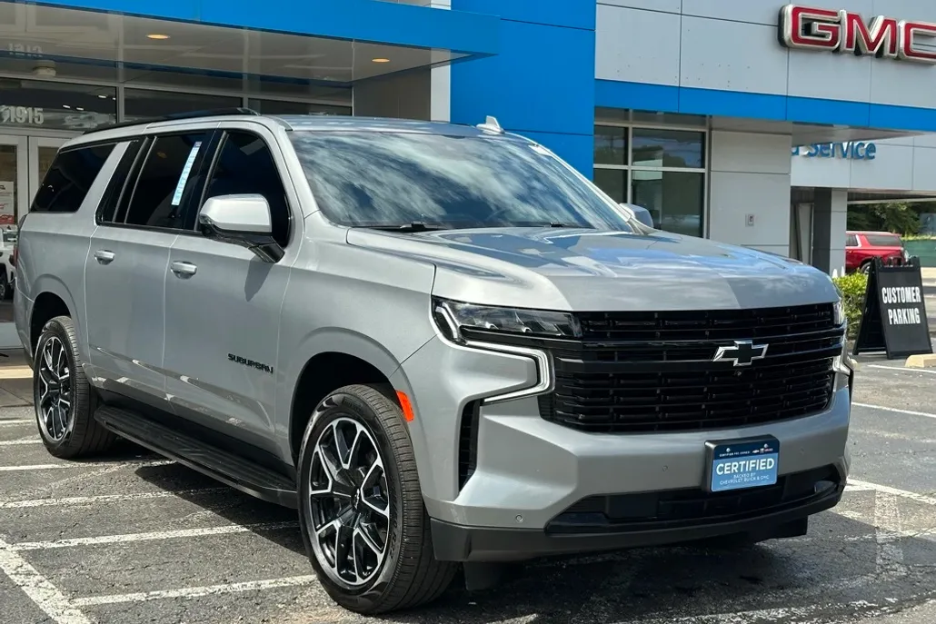 2023 Chevrolet Suburban RST photo 1