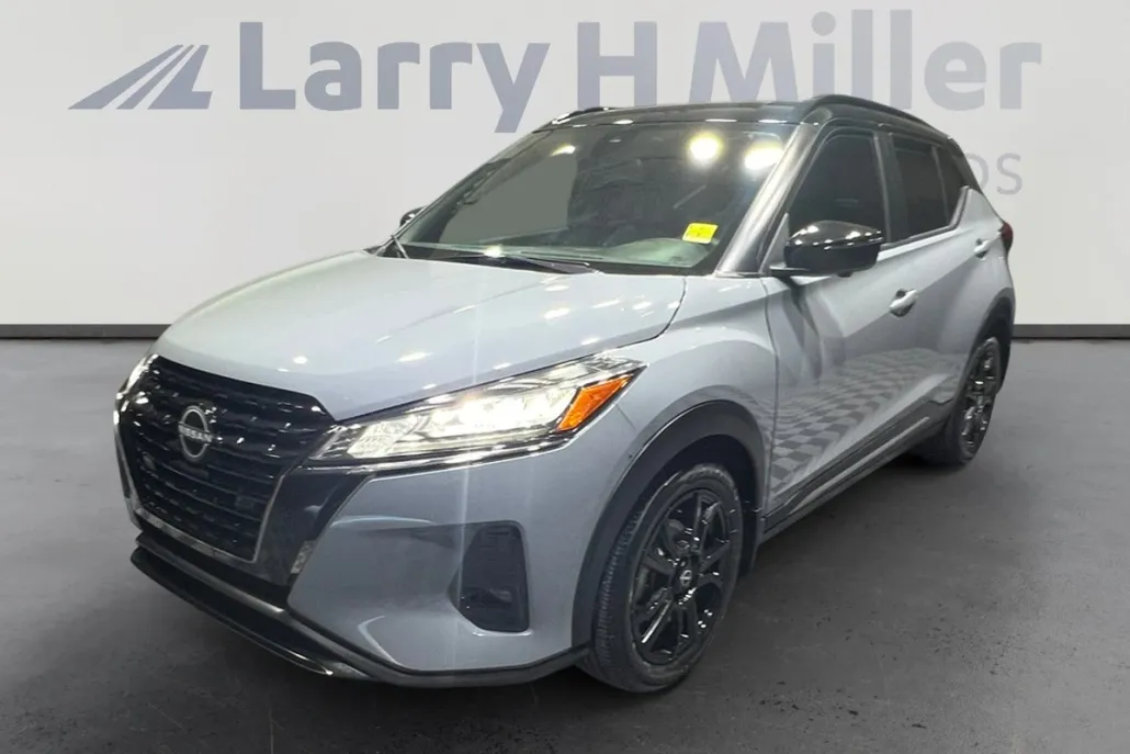 2023 Nissan Kicks SR photo 1