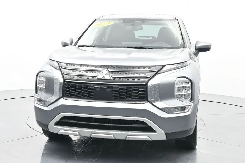 2024 Mitsubishi Outlander SE photo 1
