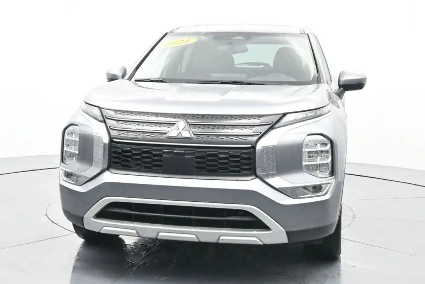2024 Mitsubishi Outlander SE photo 1