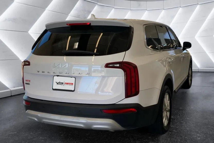 2022 Kia Telluride LX photo 1