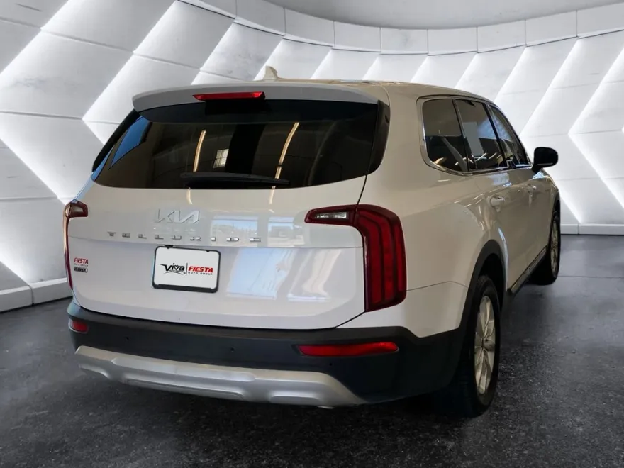 2022 Kia Telluride LX photo 1