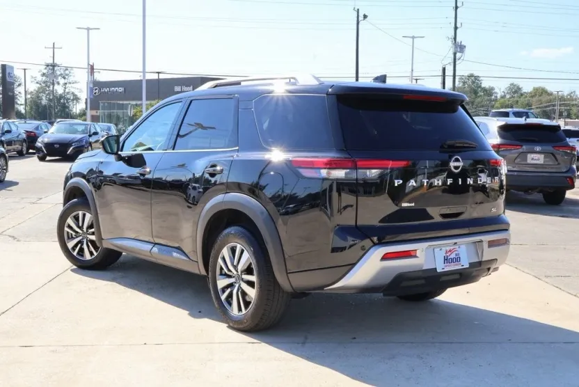 2025 Nissan Pathfinder SL photo 1