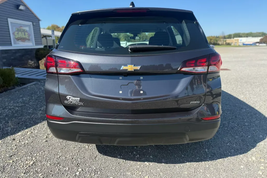 2022 Chevrolet Equinox LS photo 1