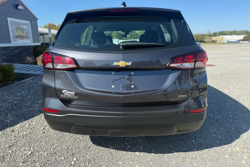 2022 Chevrolet Equinox LS photo 1