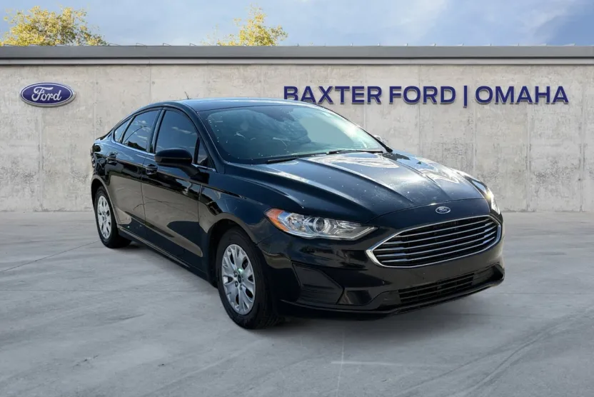 2019 Ford Fusion S photo 1