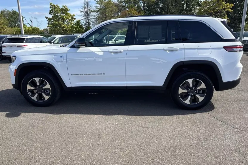 2024 Jeep Cherokee Limited 4xe photo 1