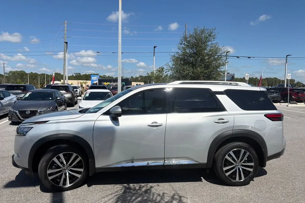 2025 Nissan Pathfinder Platinum photo 1