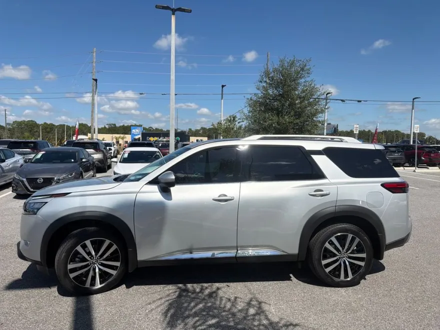 2025 Nissan Pathfinder Platinum photo 1