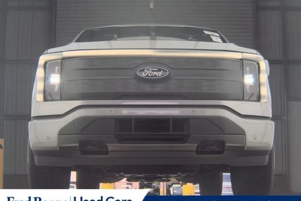 2024 Ford F-150 Lightning Lariat photo 1