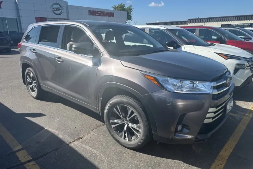 2019 Toyota Highlander LE photo 1