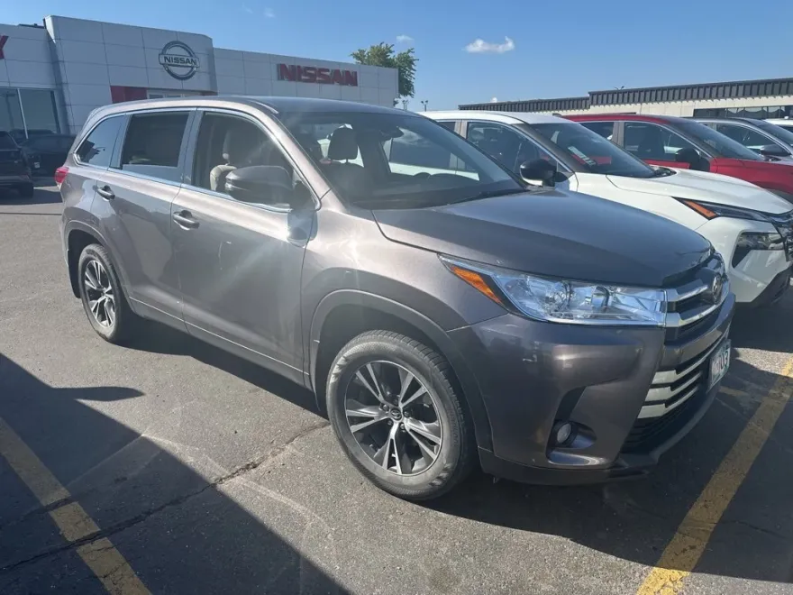 2019 Toyota Highlander LE photo 1
