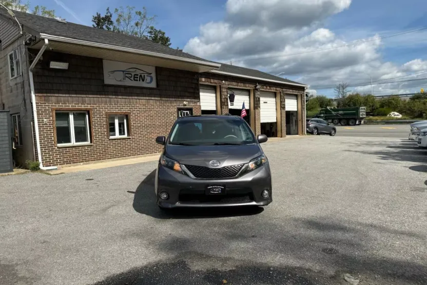 2013 Toyota Sienna SE photo 1