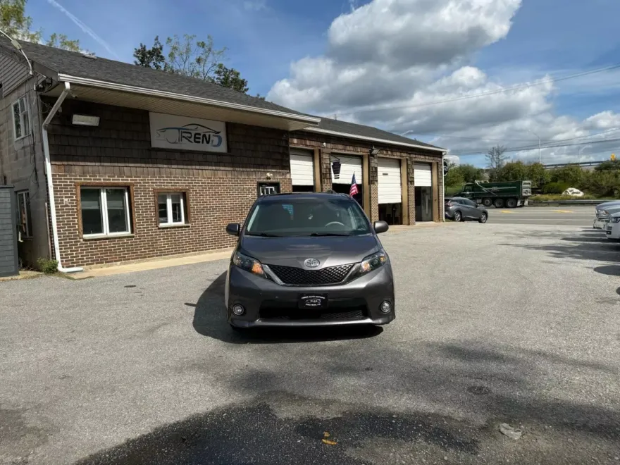 2013 Toyota Sienna SE photo 1