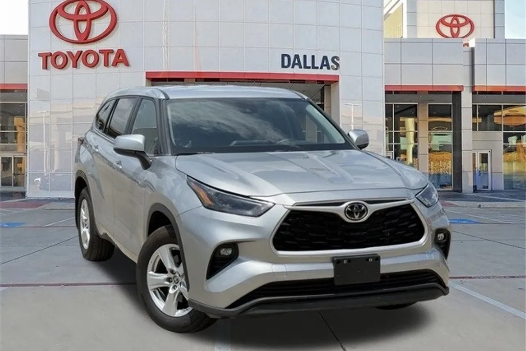 2023 Toyota Highlander LE photo 1