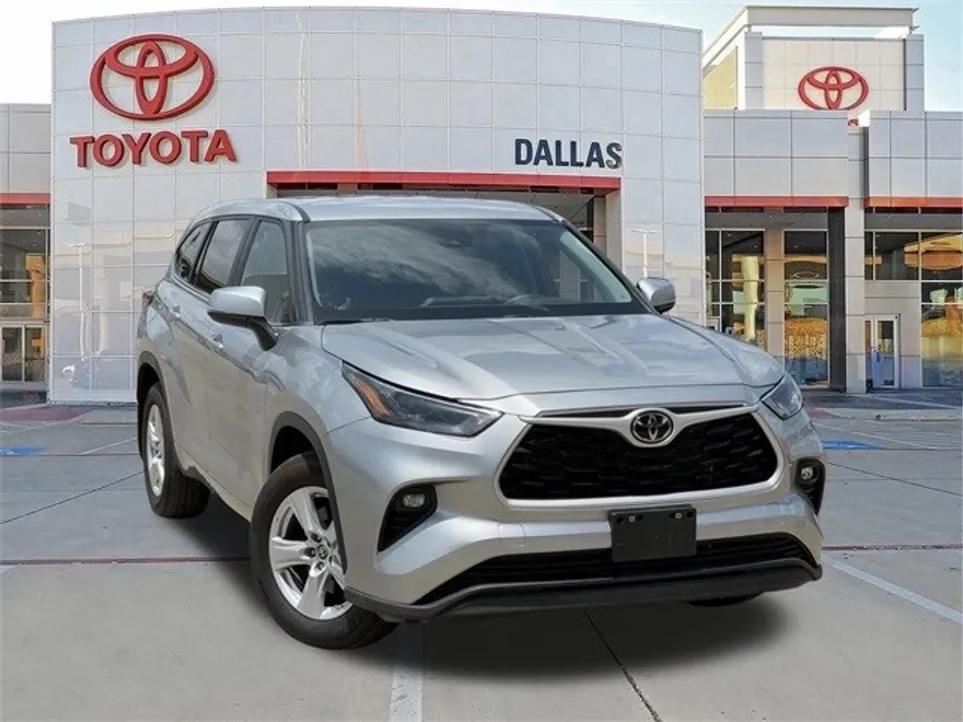 2023 Toyota Highlander LE photo 1