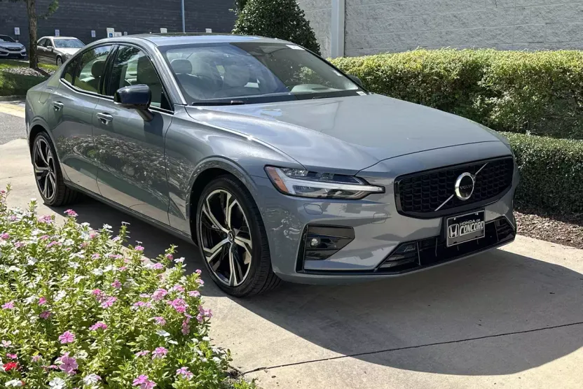 2024 Volvo S60 Plus photo 1