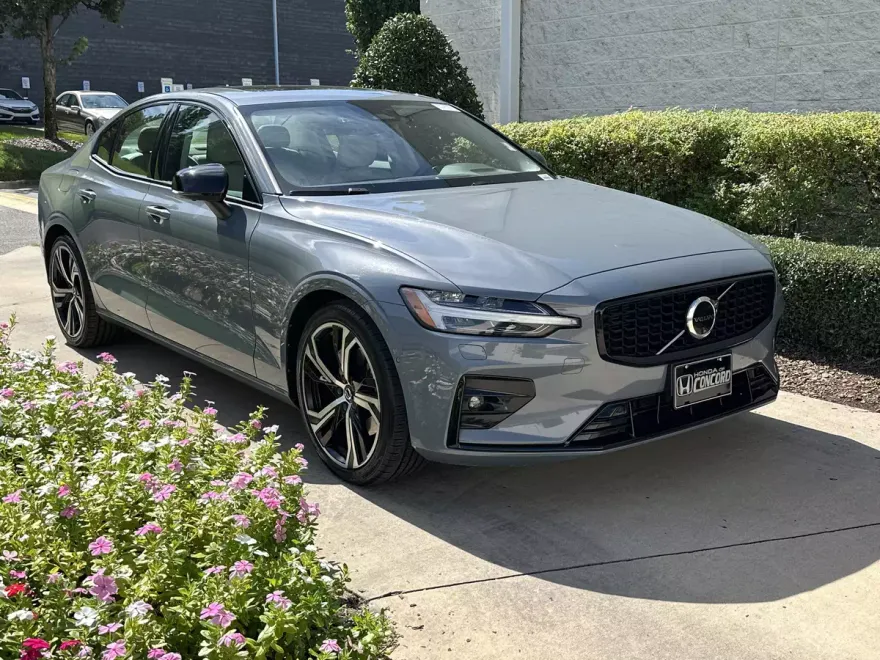 2024 Volvo S60 Plus photo 1