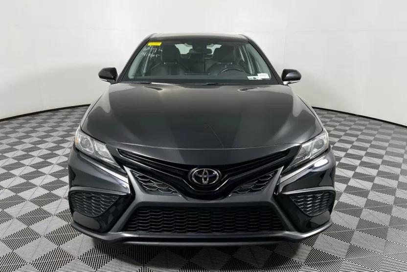 2019 Toyota Camry SE photo 1