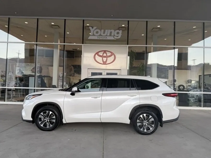 2020 Toyota Highlander XLE photo 1
