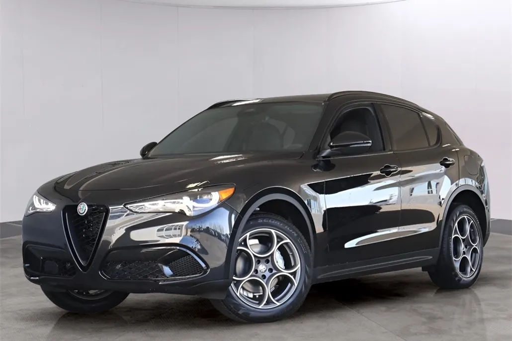 2025 Alfa Romeo Stelvio Sprint Base photo 1