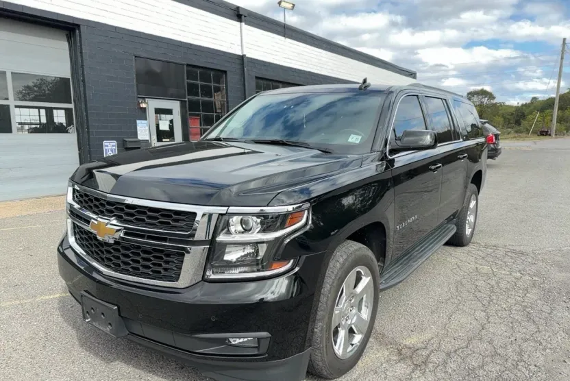 2020 Chevrolet Suburban LT photo 1