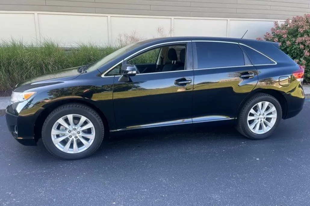 2013 Toyota Venza LE photo 1