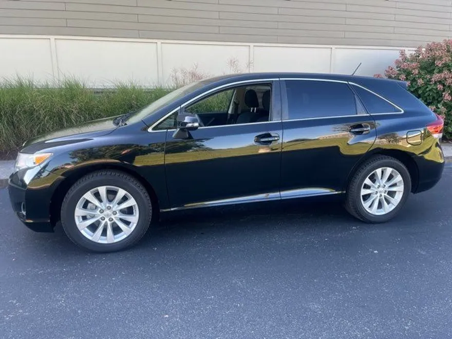 2013 Toyota Venza LE photo 1