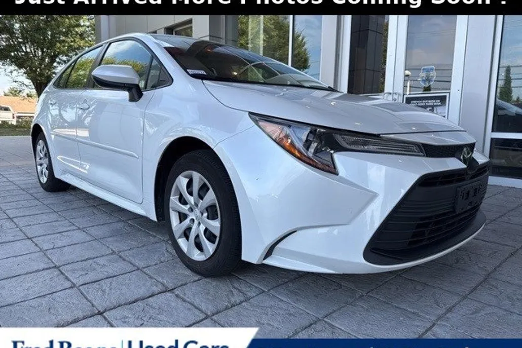2023 Toyota Corolla LE photo 1