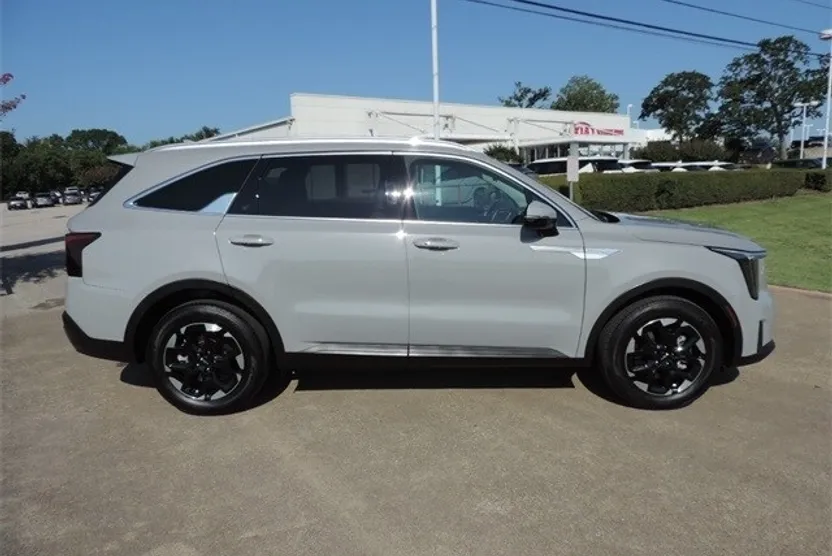 2025 Kia Sorento S photo 1