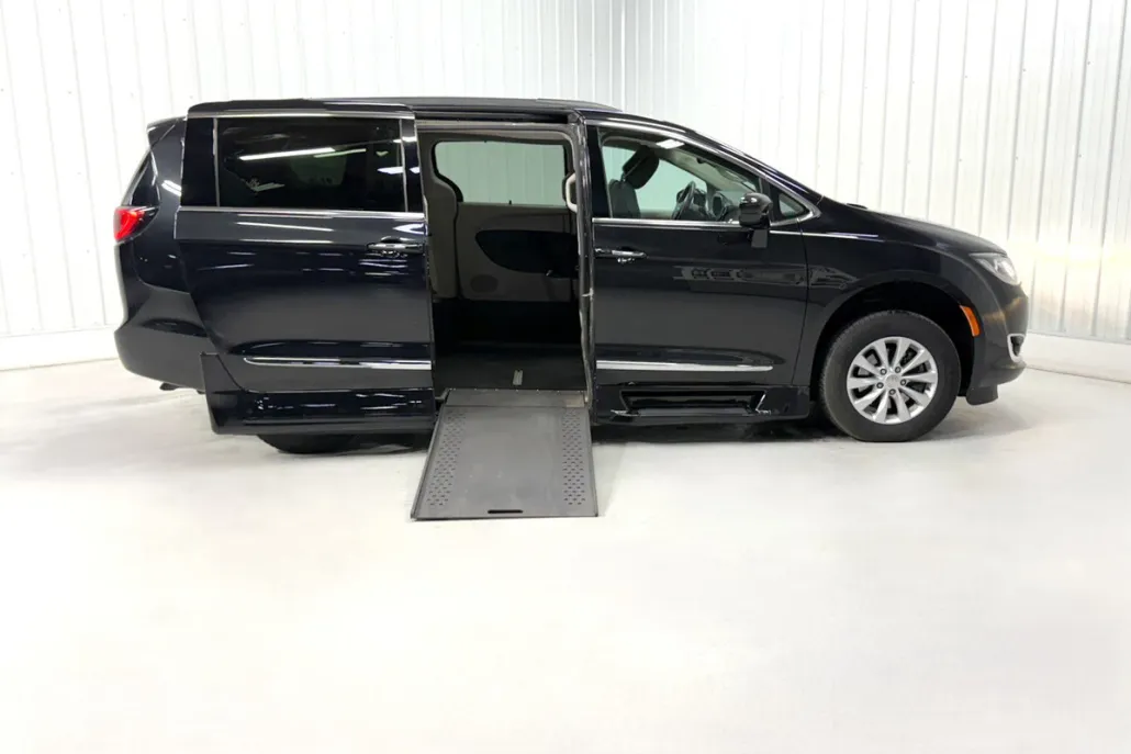 2017 Chrysler Pacifica Touring L photo 1