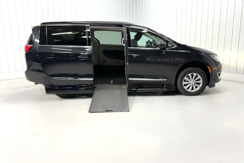 2017 Chrysler Pacifica Touring L photo 1