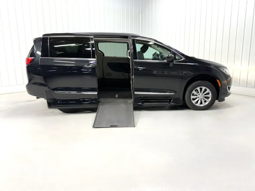 2017 Chrysler Pacifica Touring L photo 1