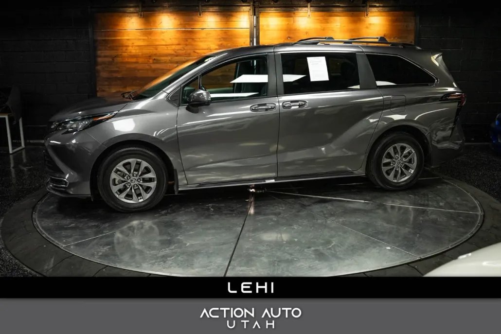 2023 Toyota Sienna XLE photo 1