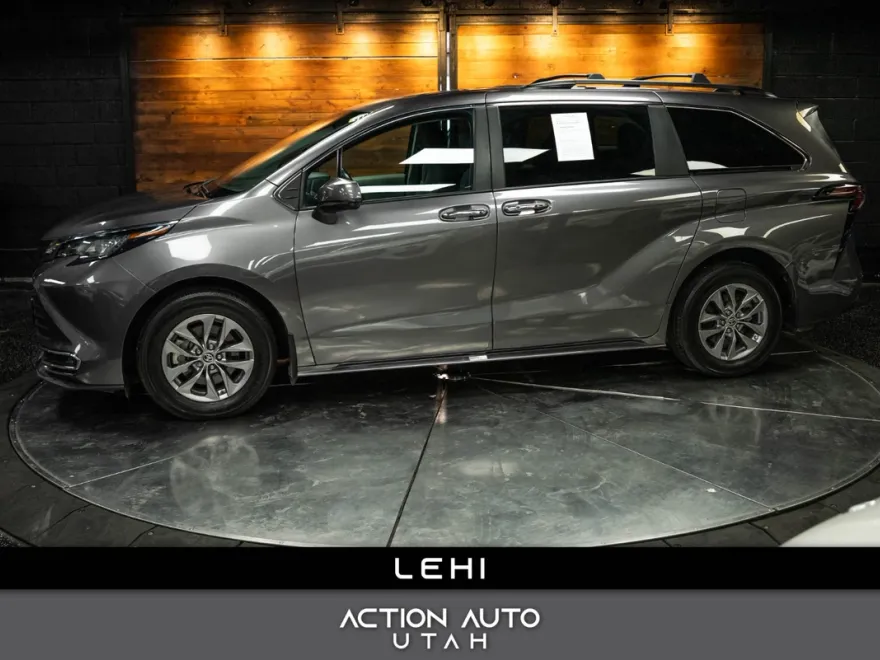 2023 Toyota Sienna XLE photo 1