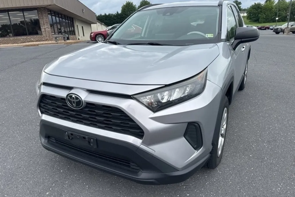 2019 Toyota RAV4 LE photo 1