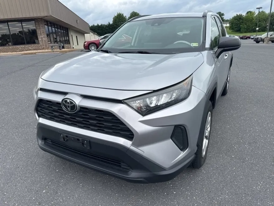 2019 Toyota RAV4 LE photo 1