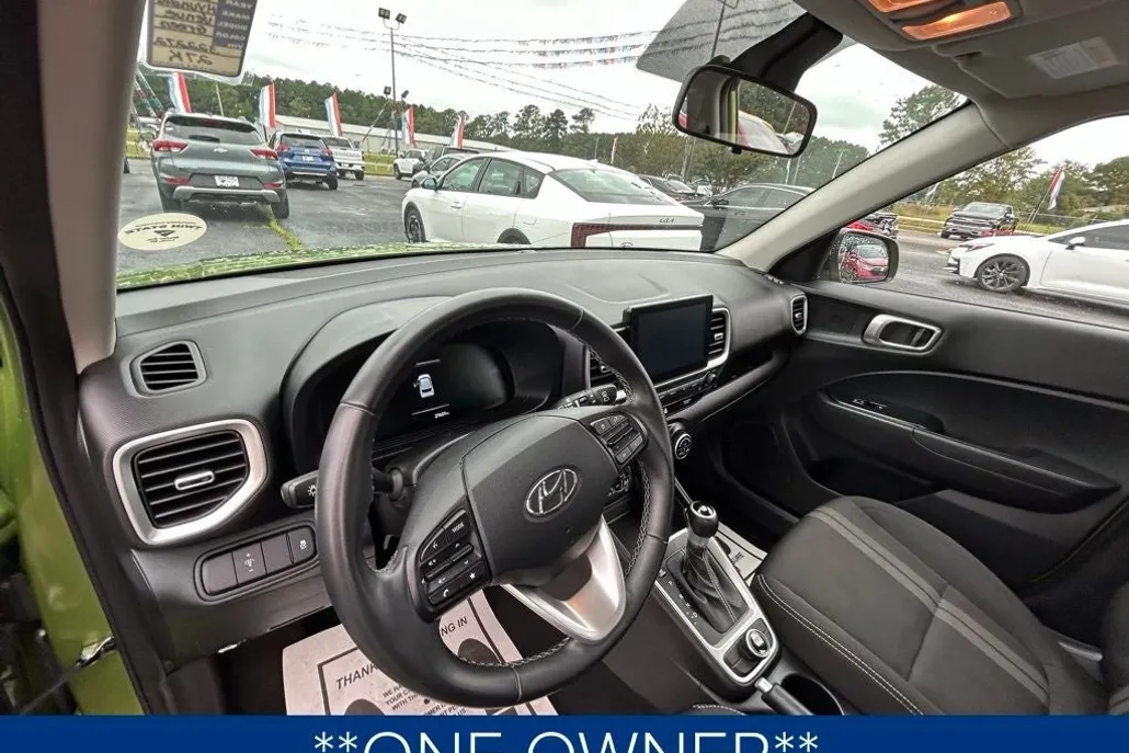 2024 Hyundai Venue SEL photo 1