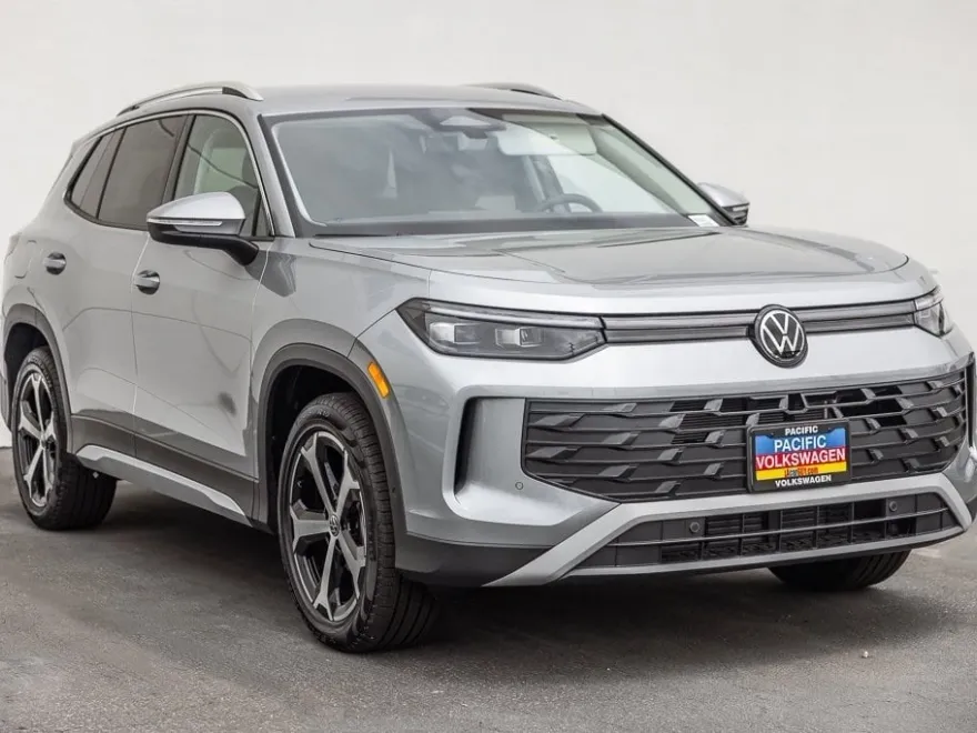 2025 Volkswagen Tiguan SE photo 1