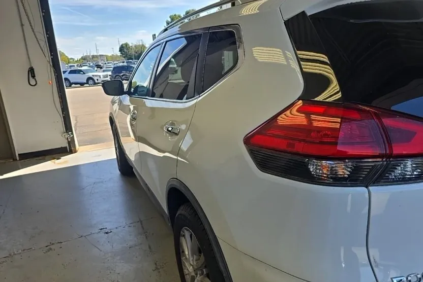 2017 Nissan Rogue SV photo 1