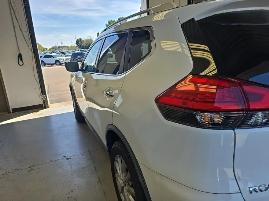 2017 Nissan Rogue SV photo 1
