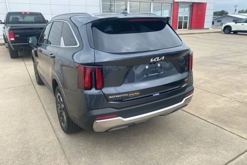2024 Kia Sorento S photo 1