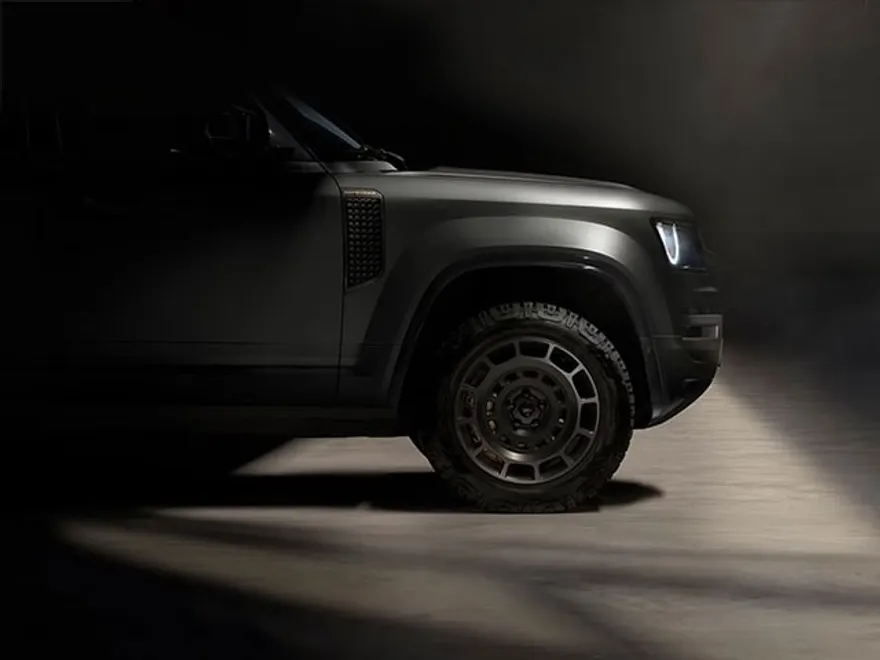 2025 Land Rover Defender 110 photo 1
