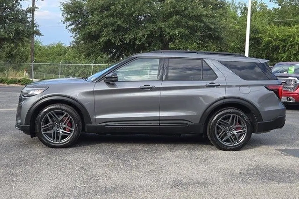2025 Ford Explorer ST photo 1