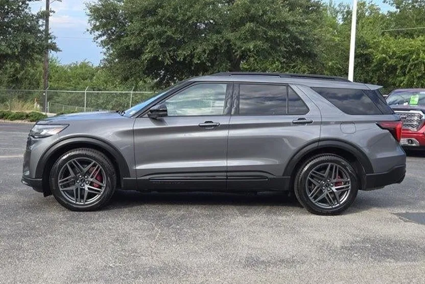 2025 Ford Explorer ST photo 1